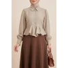 Taşlı Düğmeli Volan Detaylı Modal Gömlek Bluz -Bej
