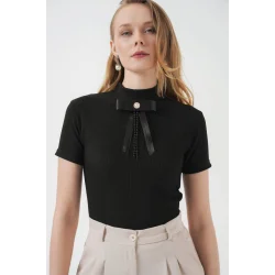 926 Yaka Detaylı Kısa Kol Bluz - Siyah