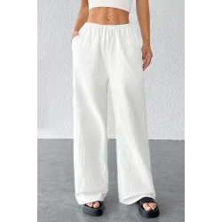 Kadın Beyaz Bol Kesim Cepli Geniş Paça Dökümlü Pantolon – Modern ve Şık Tasarım