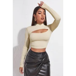 Kadın Ekru Göğüs Dekolteli Uzun Kollu Cut Out Crop Top Bluz – Şık, Rahat ve Kolay Kombinlenebilir