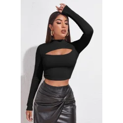 Kadın Siyah Göğüs Dekolteli Uzun Kollu Cut Out Crop Top Bluz – Şık, Rahat ve Kolay Kombinlenebilir