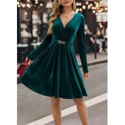 Kadın Uzun Kollu Kruvaze Yakalı Toka Detaylı Mini Kadife Elbise