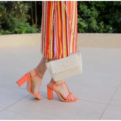 Uzun zincir kollu kapaklı inci çanta beyaz