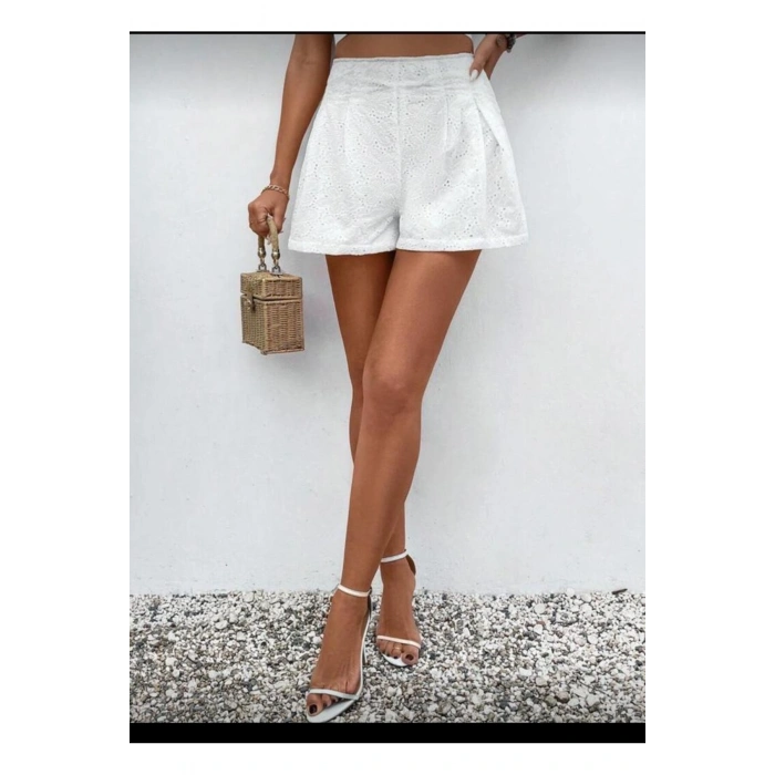 “Yüksek Bel Brode Nakışlı Beyaz Kadın Şort | Yazlık Astarlı Rahat Kesim Günlük Şort”