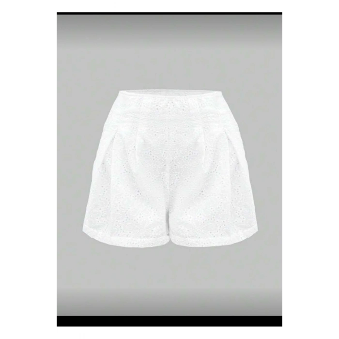 “Yüksek Bel Brode Nakışlı Beyaz Kadın Şort | Yazlık Astarlı Rahat Kesim Günlük Şort”