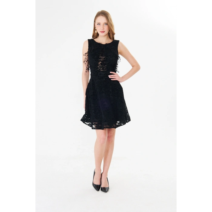 Siyah Dantel Detaylı Kolsuz Kokteyl Elbise – Sırt V Kesim, Diz Üstü