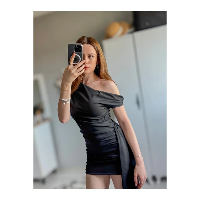 Omuzdan Askılı Kuyruklu Büzgülü Mini Siyah Elbise