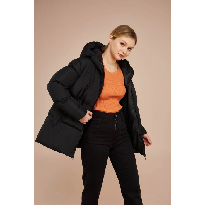 Kadın Siyah Kapüşonlu Şişme Mont Oversize Kalıp