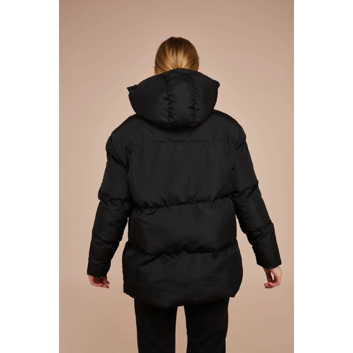Kadın Siyah Kapüşonlu Şişme Mont Oversize Kalıp
