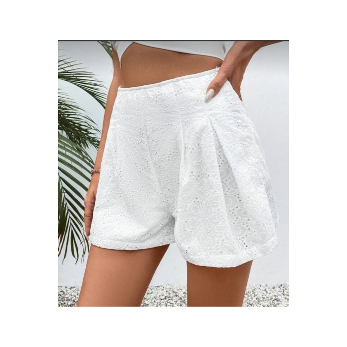 “Yüksek Bel Brode Nakışlı Beyaz Kadın Şort | Yazlık Astarlı Rahat Kesim Günlük Şort”