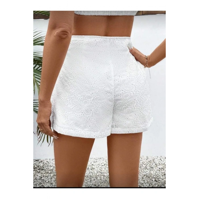 “Yüksek Bel Brode Nakışlı Beyaz Kadın Şort | Yazlık Astarlı Rahat Kesim Günlük Şort”