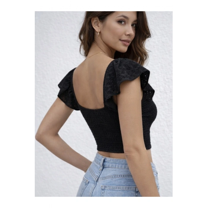 “Brode Nakışlı Siyah Crop Bluz | Kare Yaka Fırfırlı Kol, Esnek Fit Yazlık Kadın Üst”