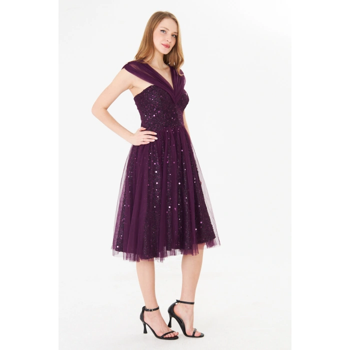 Mor Payet Detaylı Tül Abiye Elbise – V Yaka, Diz Altı, Özel Gün Davet Elbisesi