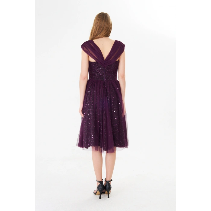 Mor Payet Detaylı Tül Abiye Elbise – V Yaka, Diz Altı, Özel Gün Davet Elbisesi
