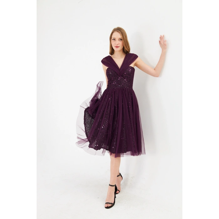 Mor Payet Detaylı Tül Abiye Elbise – V Yaka, Diz Altı, Özel Gün Davet Elbisesi