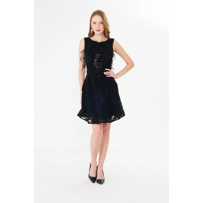 Siyah Dantel Detaylı Kolsuz Kokteyl Elbise – Sırt V Kesim, Diz Üstü