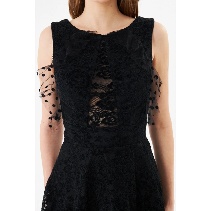 Siyah Dantel Detaylı Kolsuz Kokteyl Elbise – Sırt V Kesim, Diz Üstü
