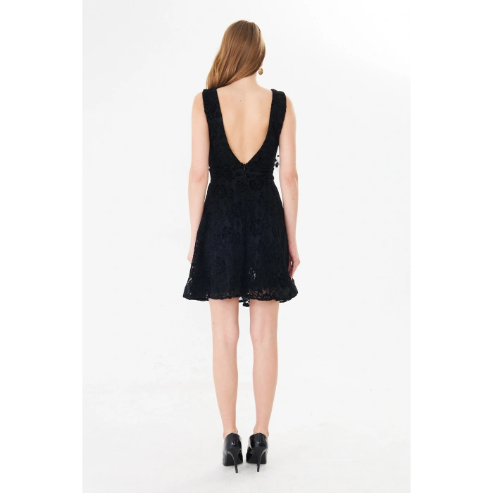 Siyah Dantel Detaylı Kolsuz Kokteyl Elbise – Sırt V Kesim, Diz Üstü