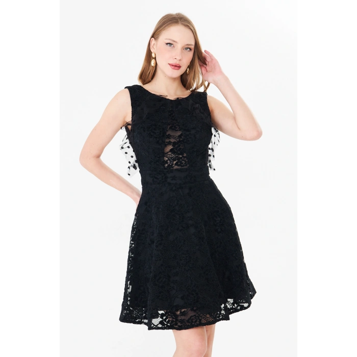 Siyah Dantel Detaylı Kolsuz Kokteyl Elbise – Sırt V Kesim, Diz Üstü