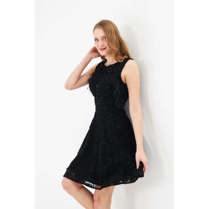 Siyah Dantel Detaylı Kolsuz Kokteyl Elbise – Sırt V Kesim, Diz Üstü
