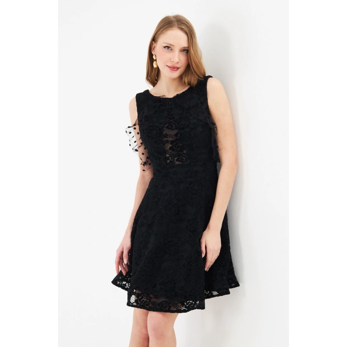Siyah Dantel Detaylı Kolsuz Kokteyl Elbise – Sırt V Kesim, Diz Üstü
