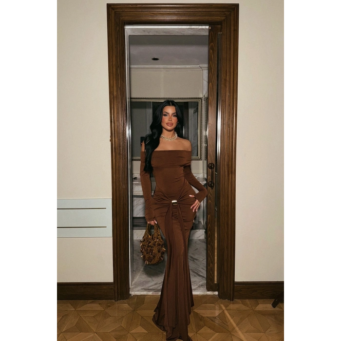 Omzu Açık Elbise Toka Detaylı Uzun Kol Uzun Elbise