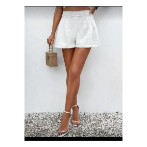 “Yüksek Bel Brode Nakışlı Beyaz Kadın Şort | Yazlık Astarlı Rahat Kesim Günlük Şort”