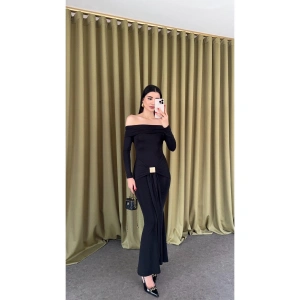 Omzu Açık Elbise Toka Detaylı Uzun Kol Uzun Elbise