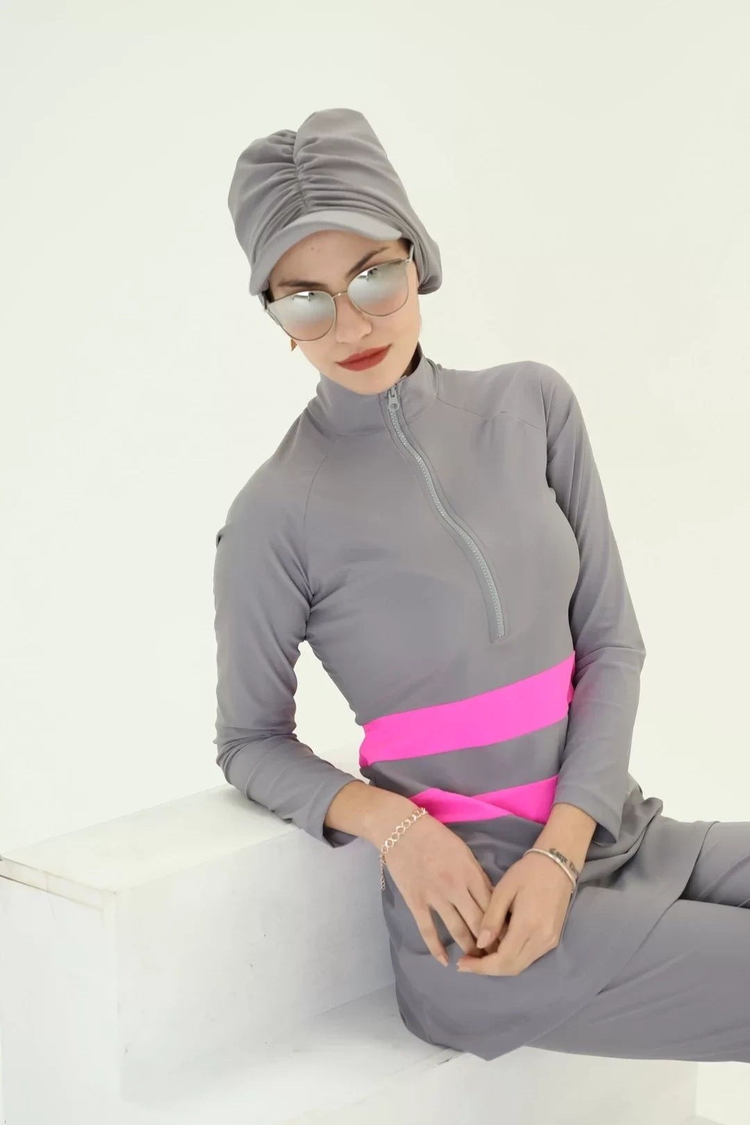 Costume da bagno in lycra con dettaglio a fascia in vita grigio