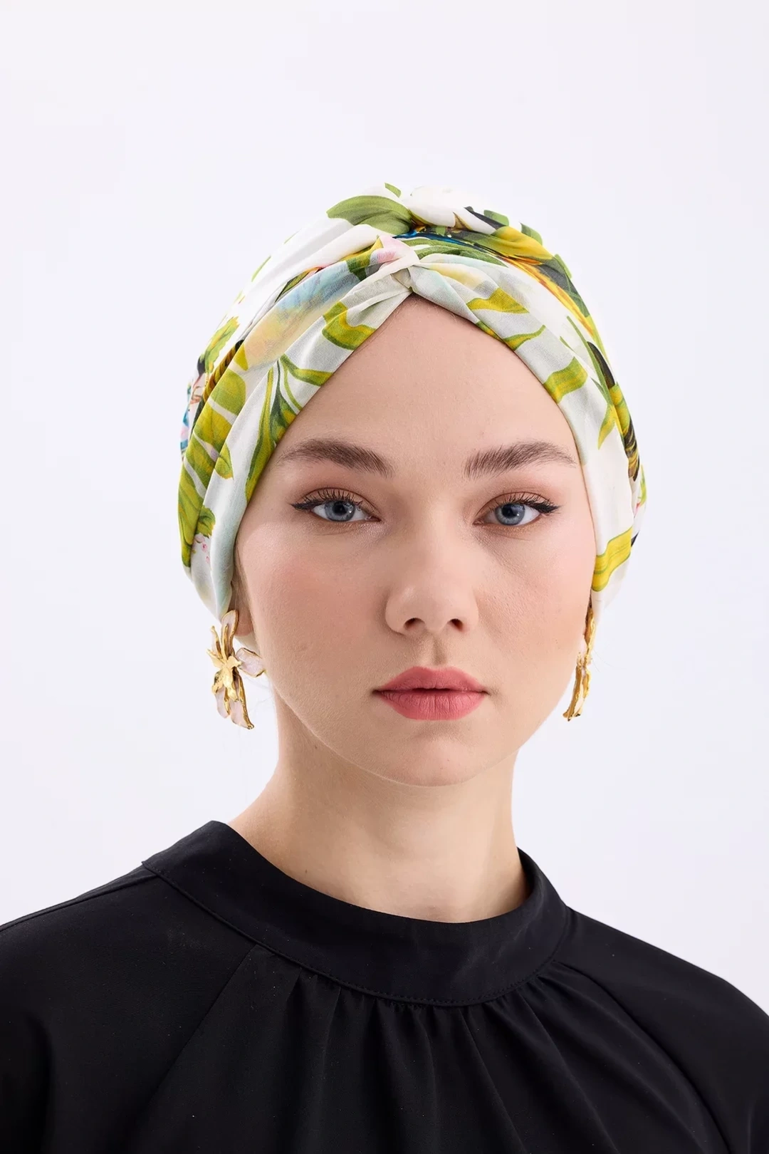 قبعة حريرية مزينة برسومات طيور الحب البيضاء