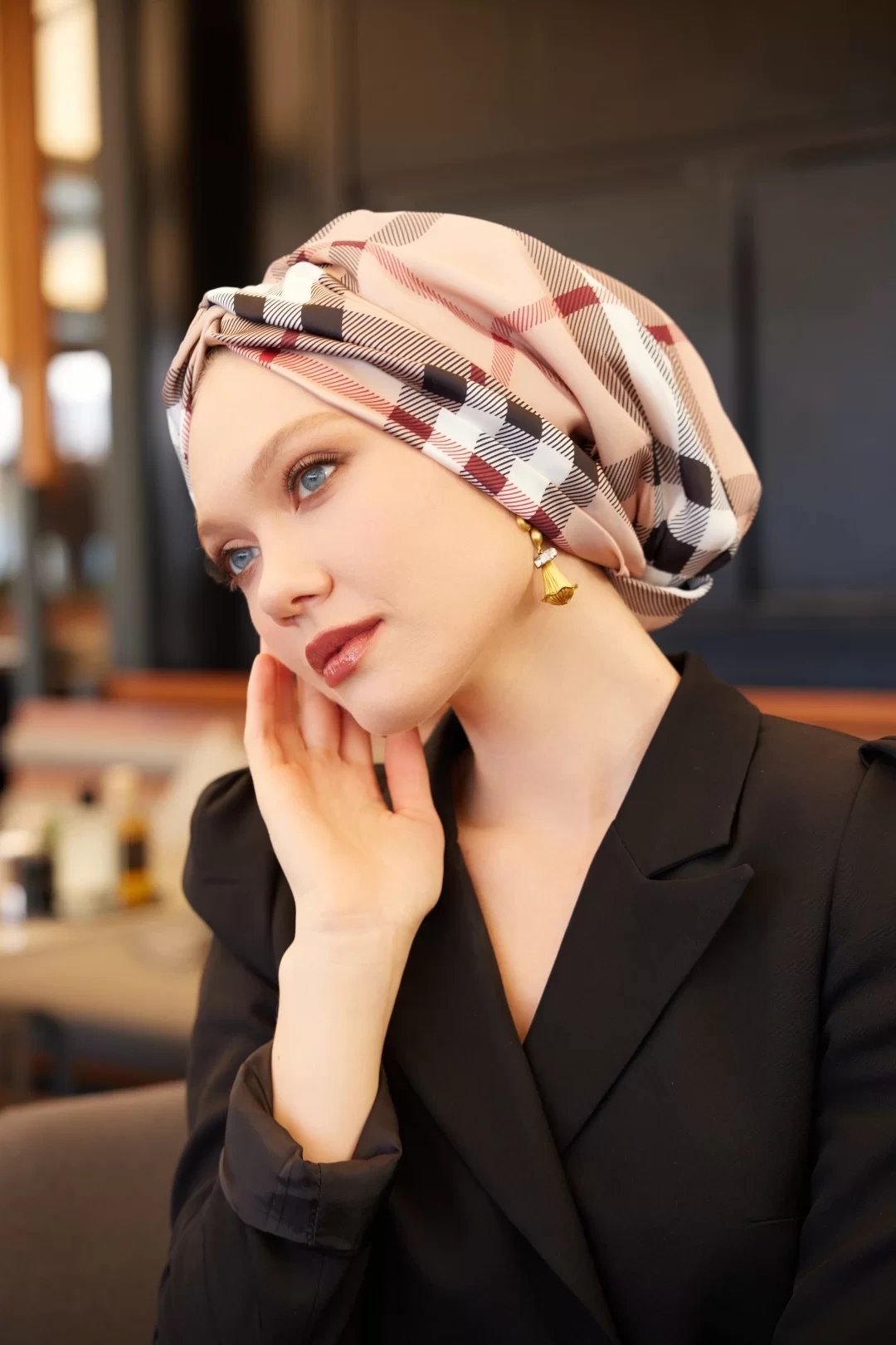 Бордовый, красный, черный клетчатый чепчик из шелка