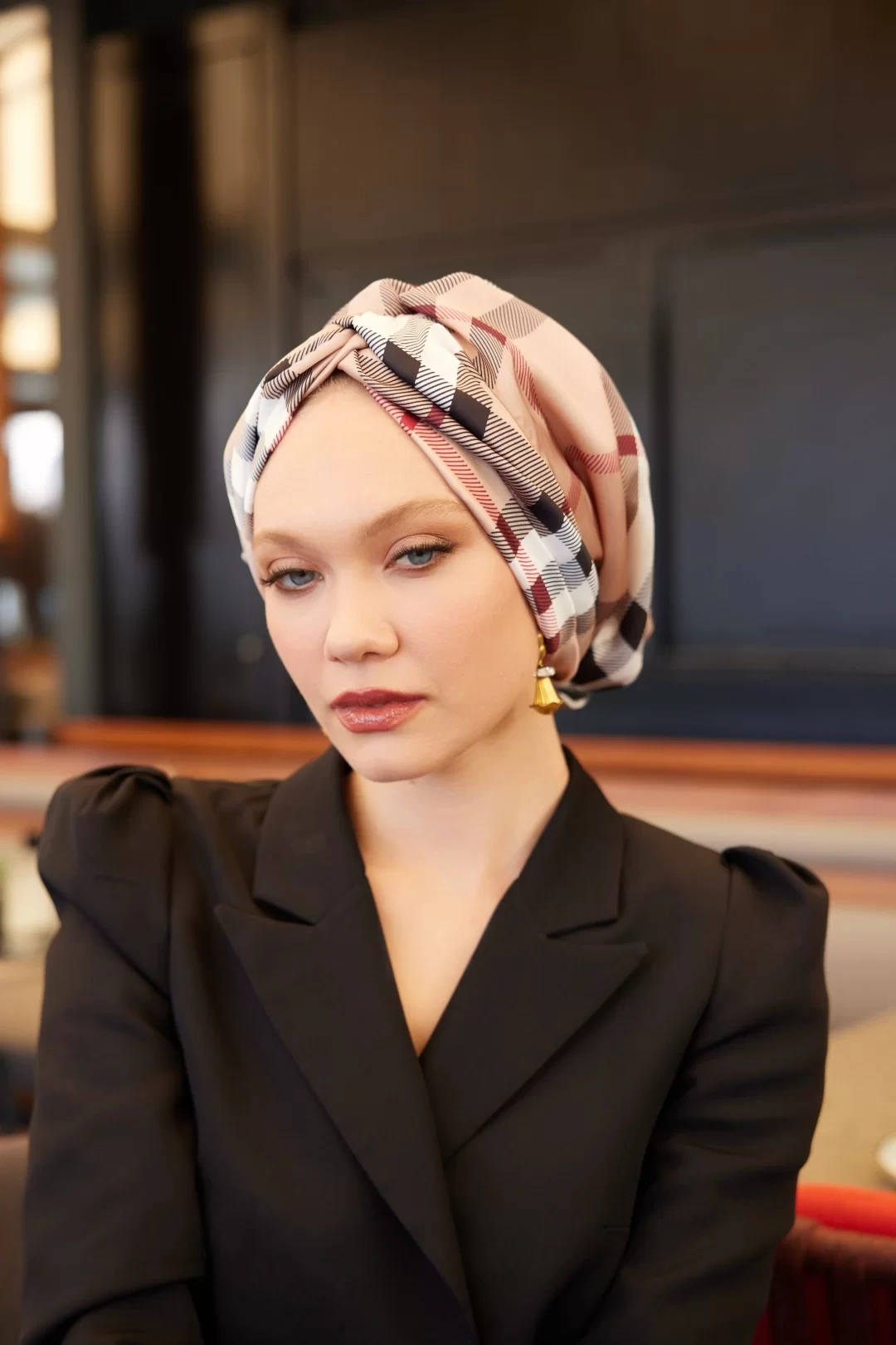 غطاء رأس من الحرير المحشو باللون الأحمر الداكن والأسود