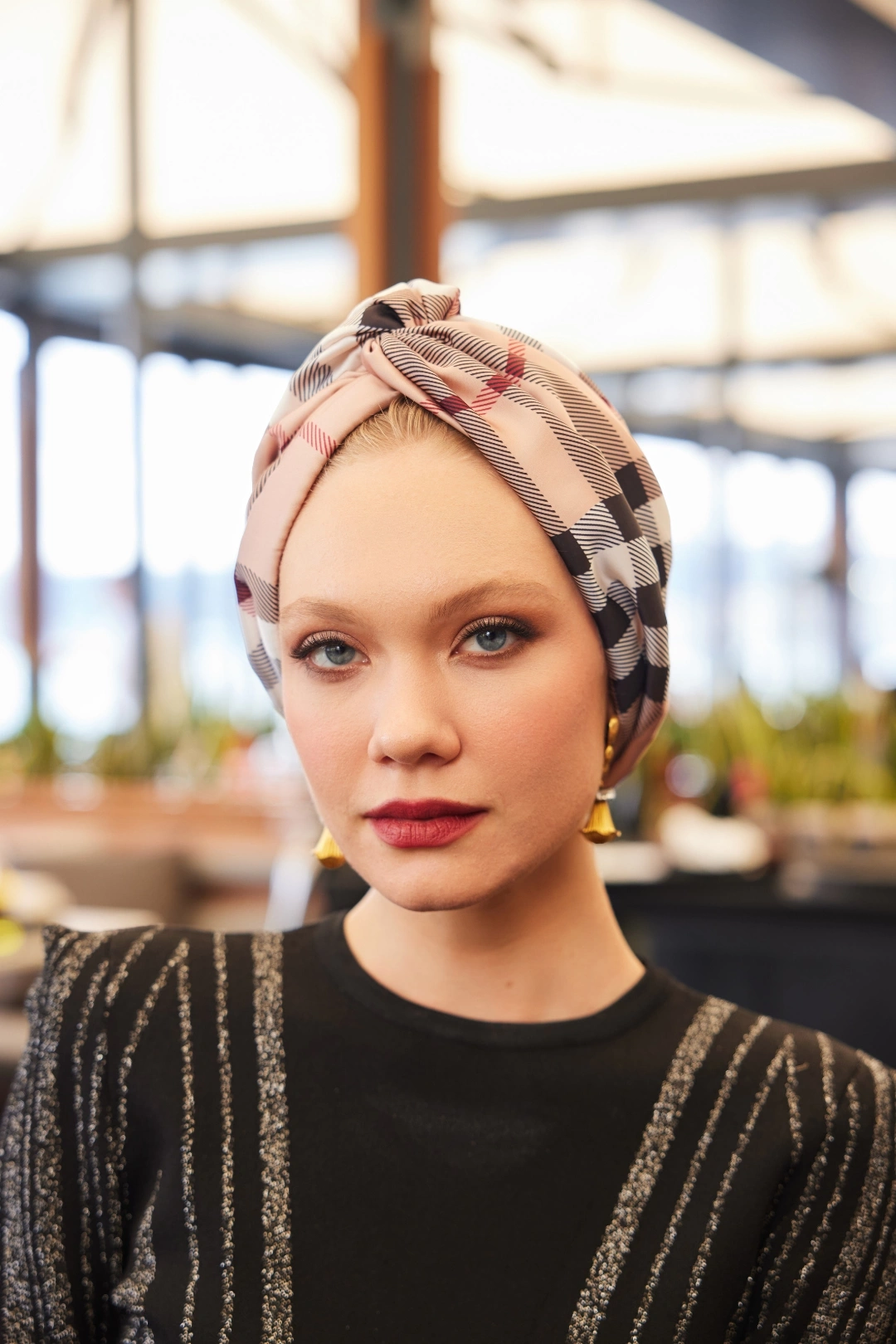 غطاء رأس حريري منقوش باللون الأحمر القرمزي والأسود