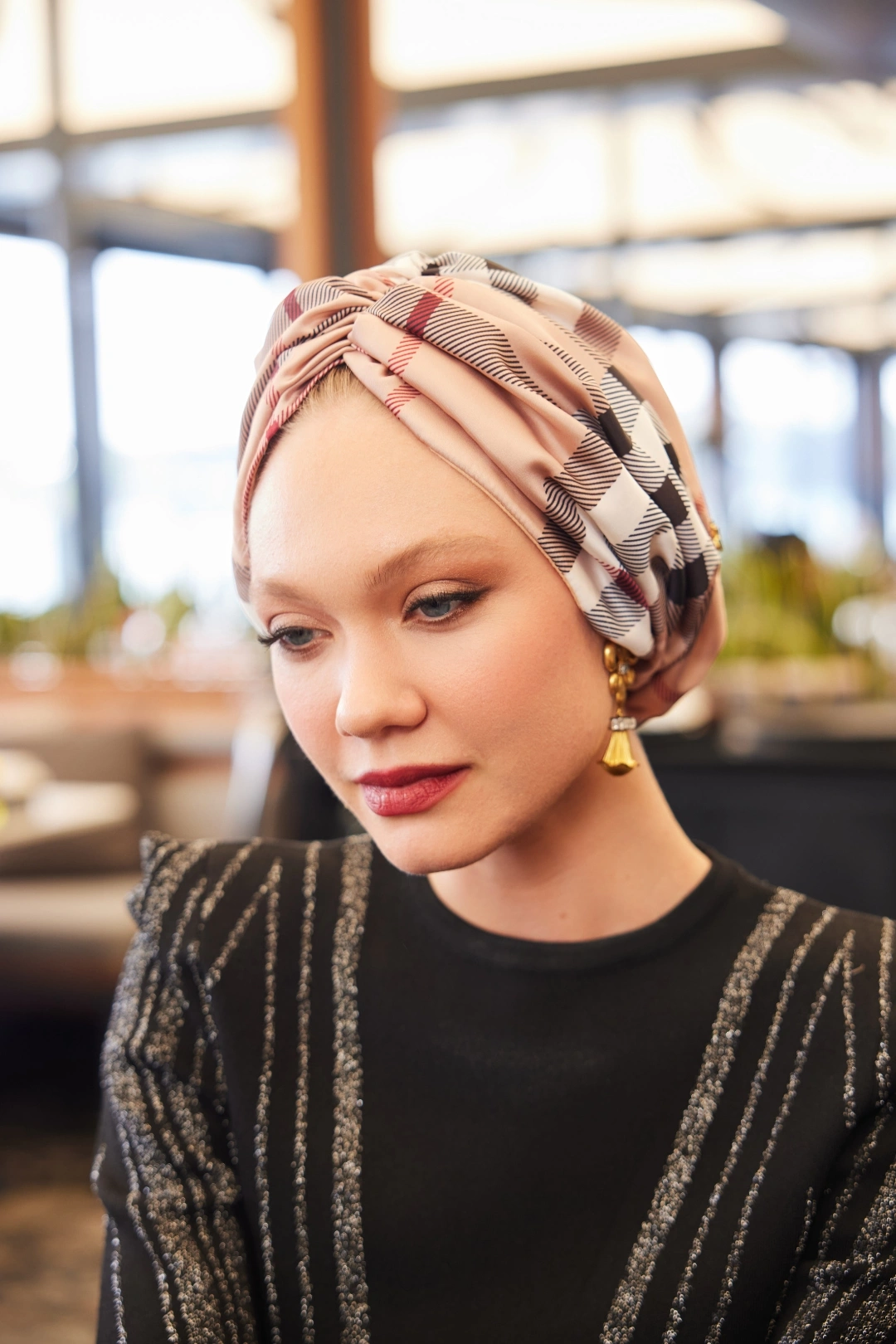 کلاه بافتنی ابریشمی شطرنجی قرمز مشکی شرابی