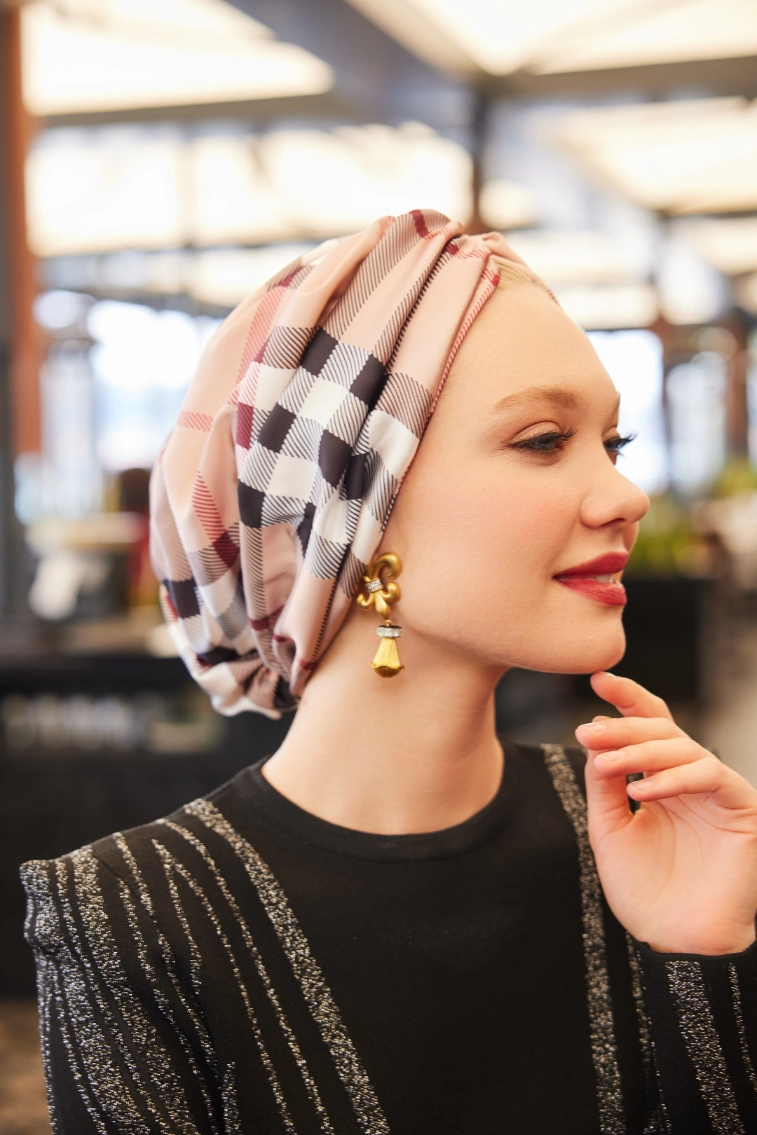 کلاه بافتنی ابریشمی شطرنجی قرمز مشکی شرابی