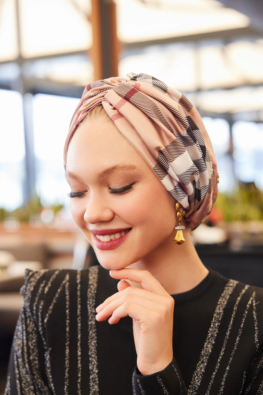 کلاه بافتنی ابریشمی شطرنجی قرمز مشکی شرابی