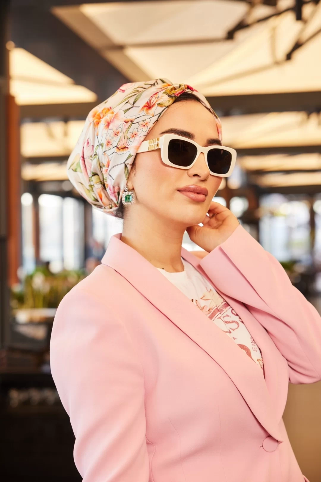 غطاء رأس حريري محشو بالزهور