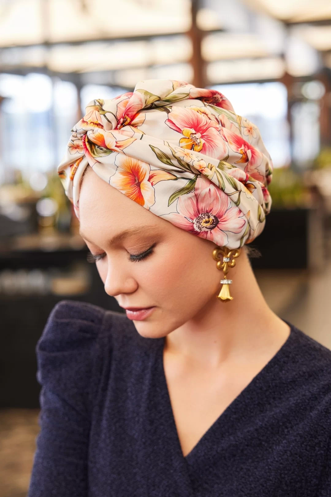 غطاء رأس حريري غير مملوء مزهر