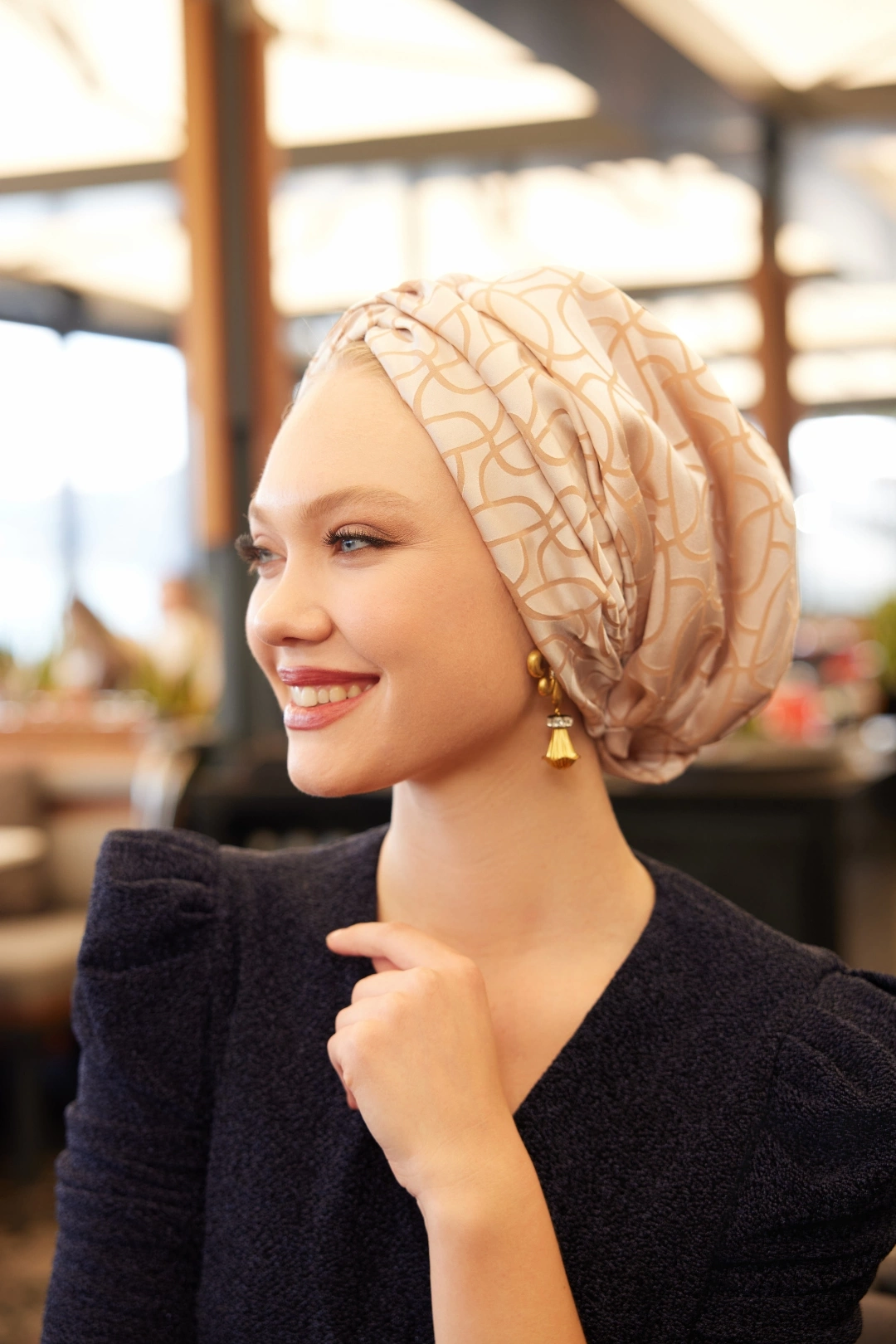 غطاء رأس حريري مملوء بالكريم بنمط موجة