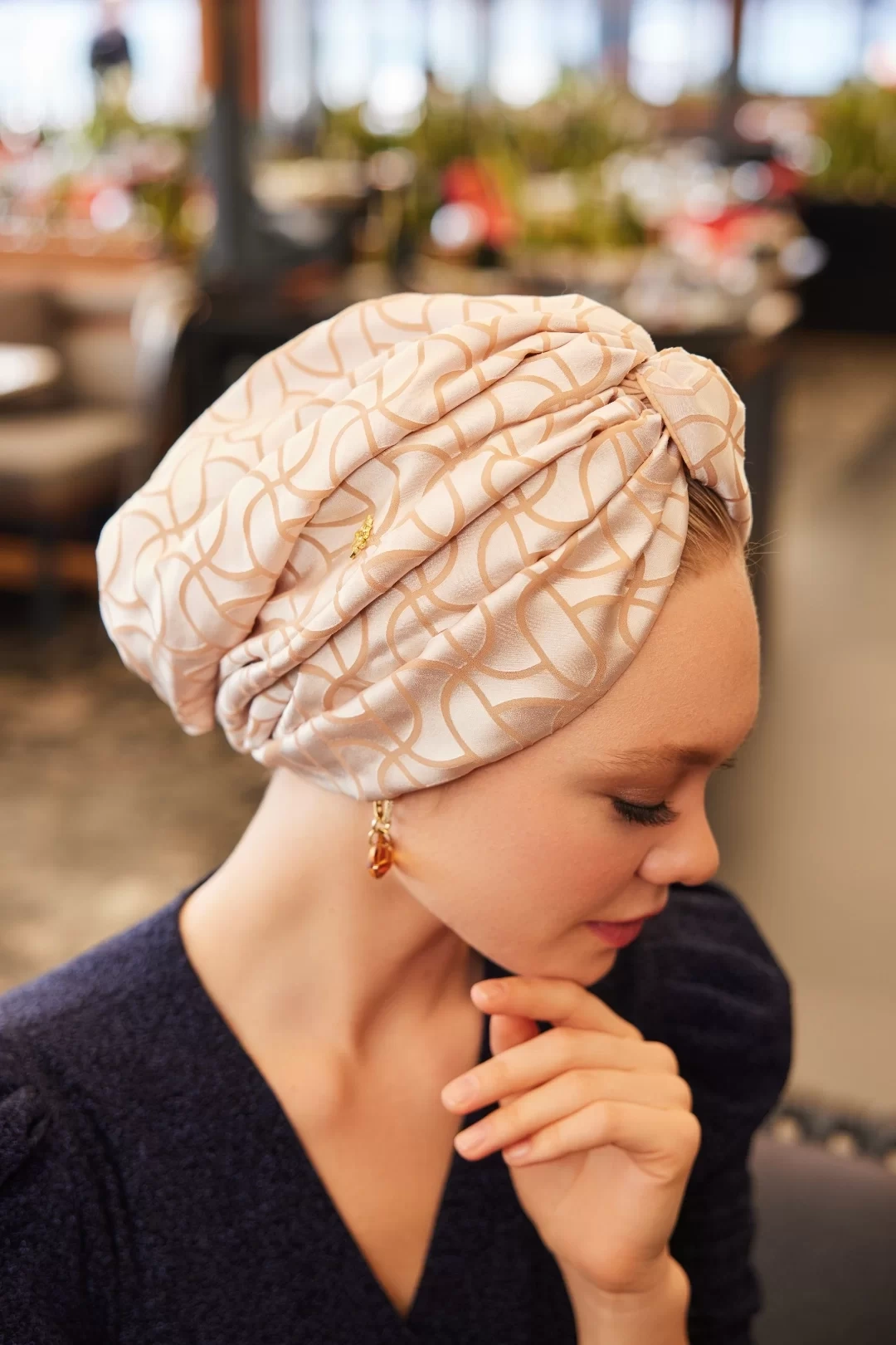 غطاء رأس حريري كريمي غير مملوء بنمط موجة