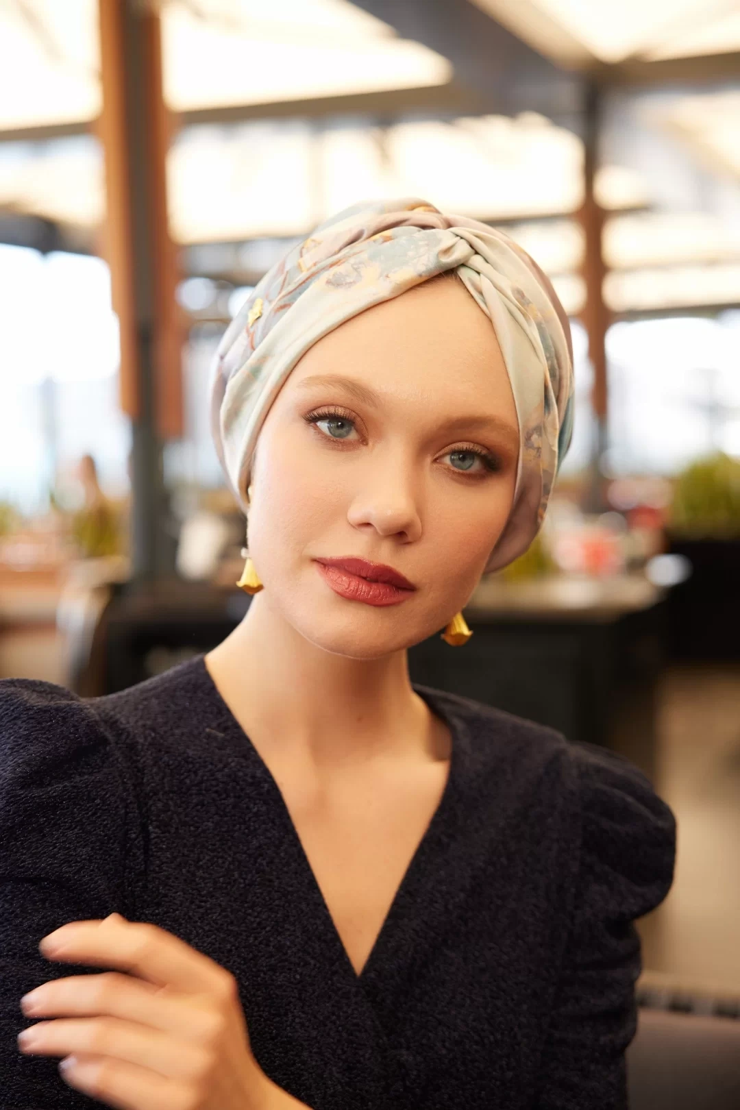 غطاء رأس حريري محشو بنقشة رخامية زرقاء سماوية