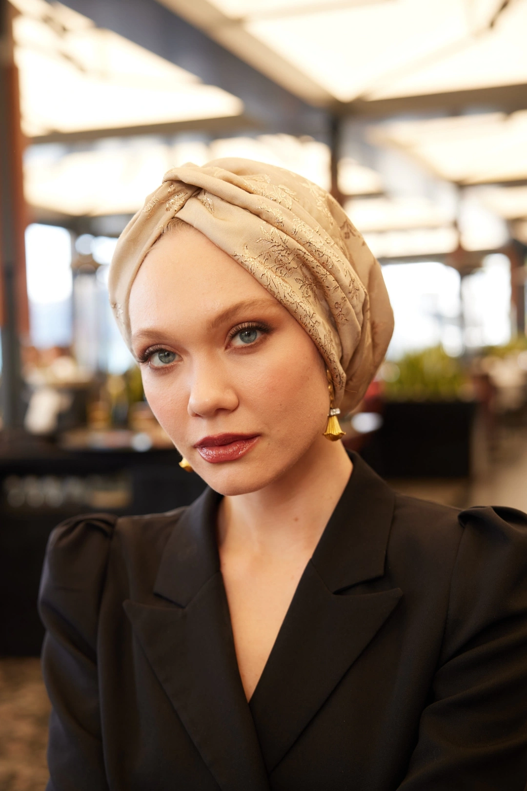 غطاء رأس حريري محشو بورق الذهب