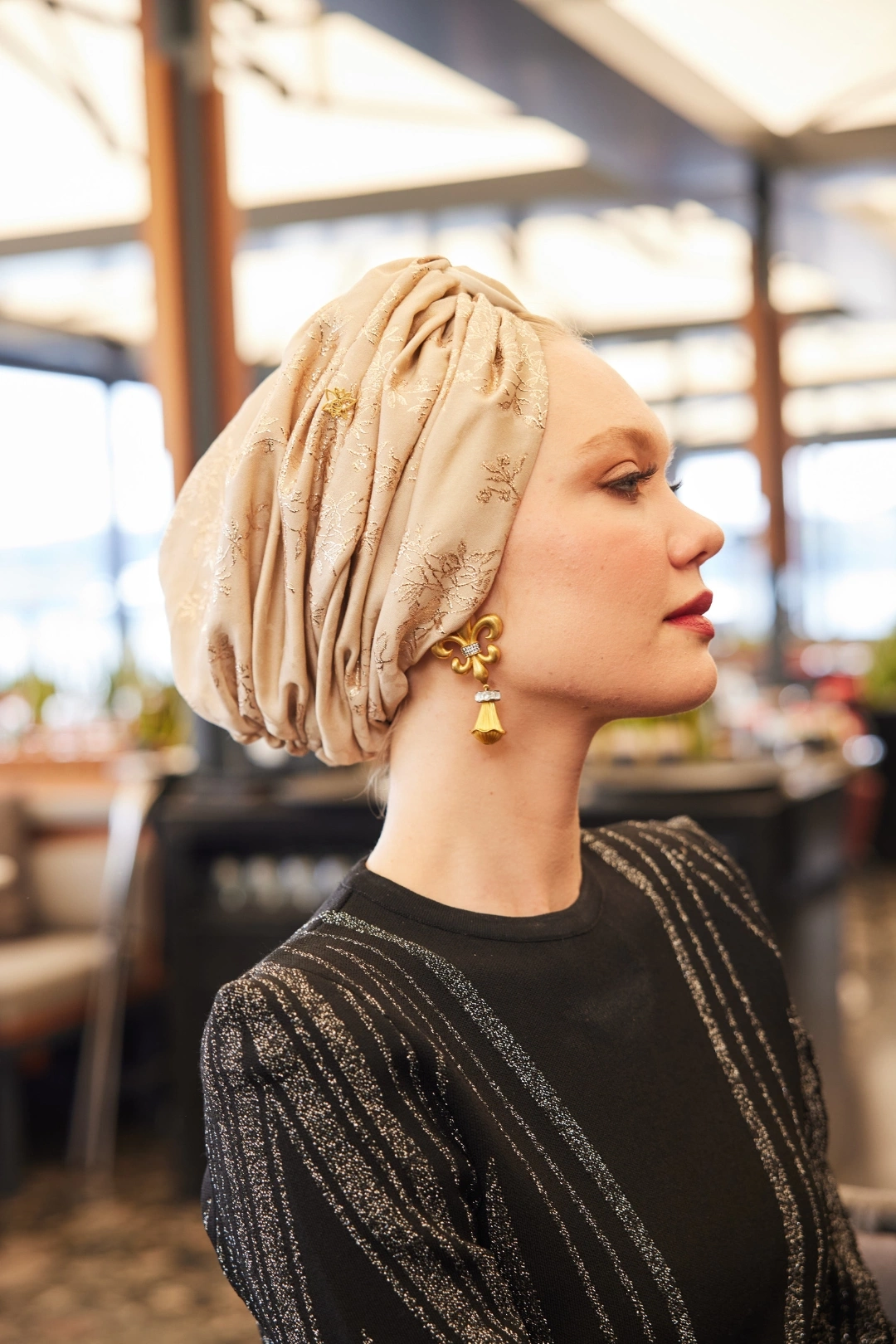 کلاه ابریشمی بدون پرز از جنس ابریشم برگ طلایی