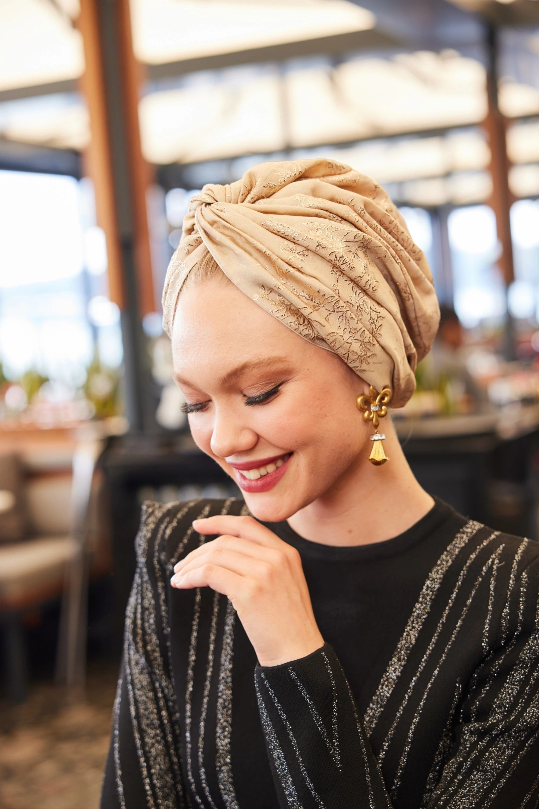 کلاه ابریشمی بدون پرز از جنس ابریشم برگ طلایی