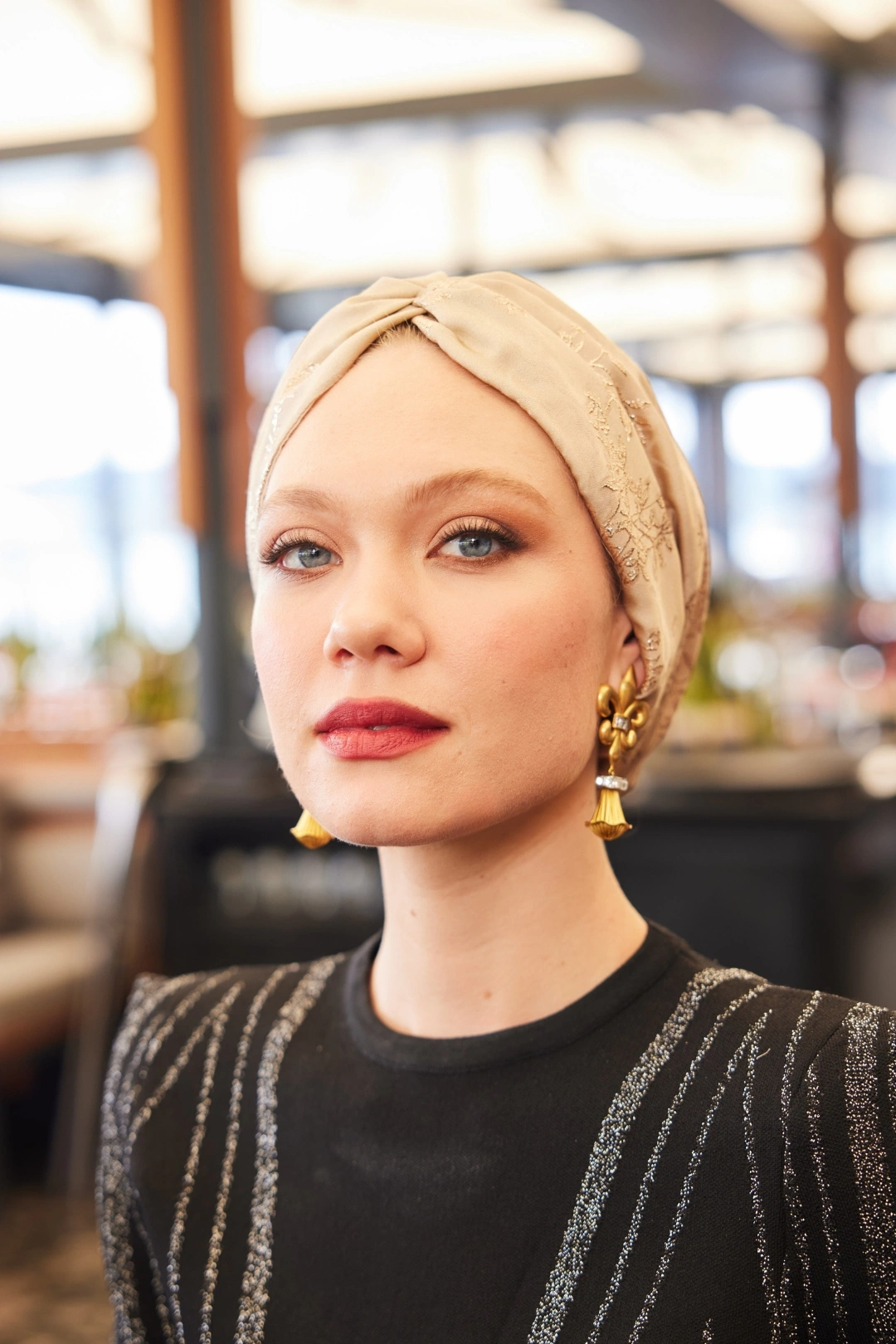 غطاء رأس حريري غير مملوء بورق الذهب