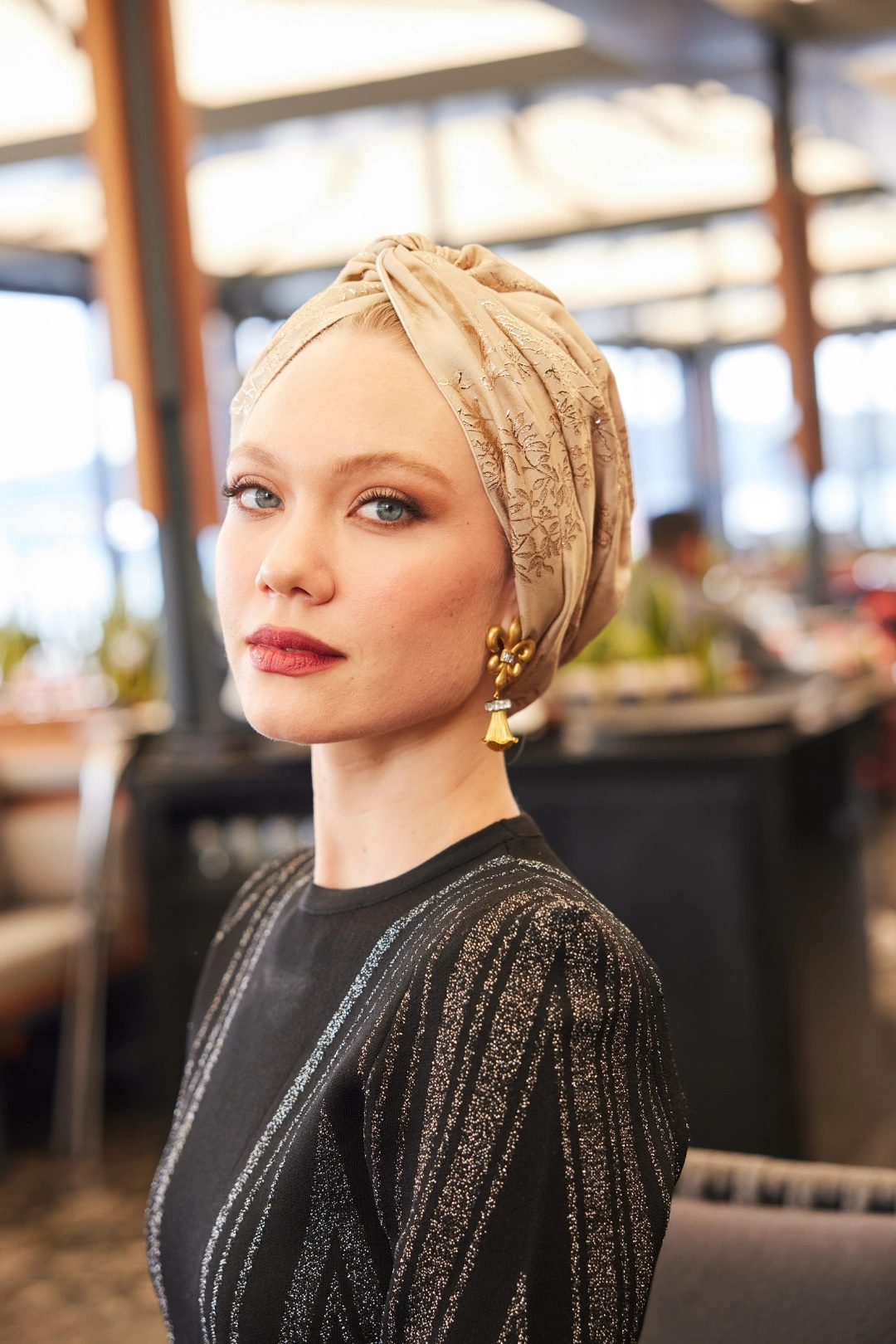 کلاه ابریشمی بدون پرز از جنس ابریشم برگ طلایی