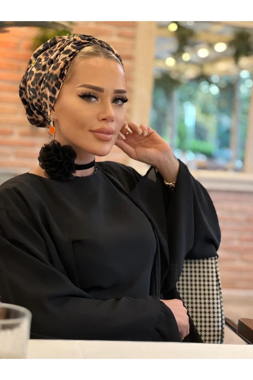 غطاء رأس من جلد الفهد محشو بالساتان الحريري