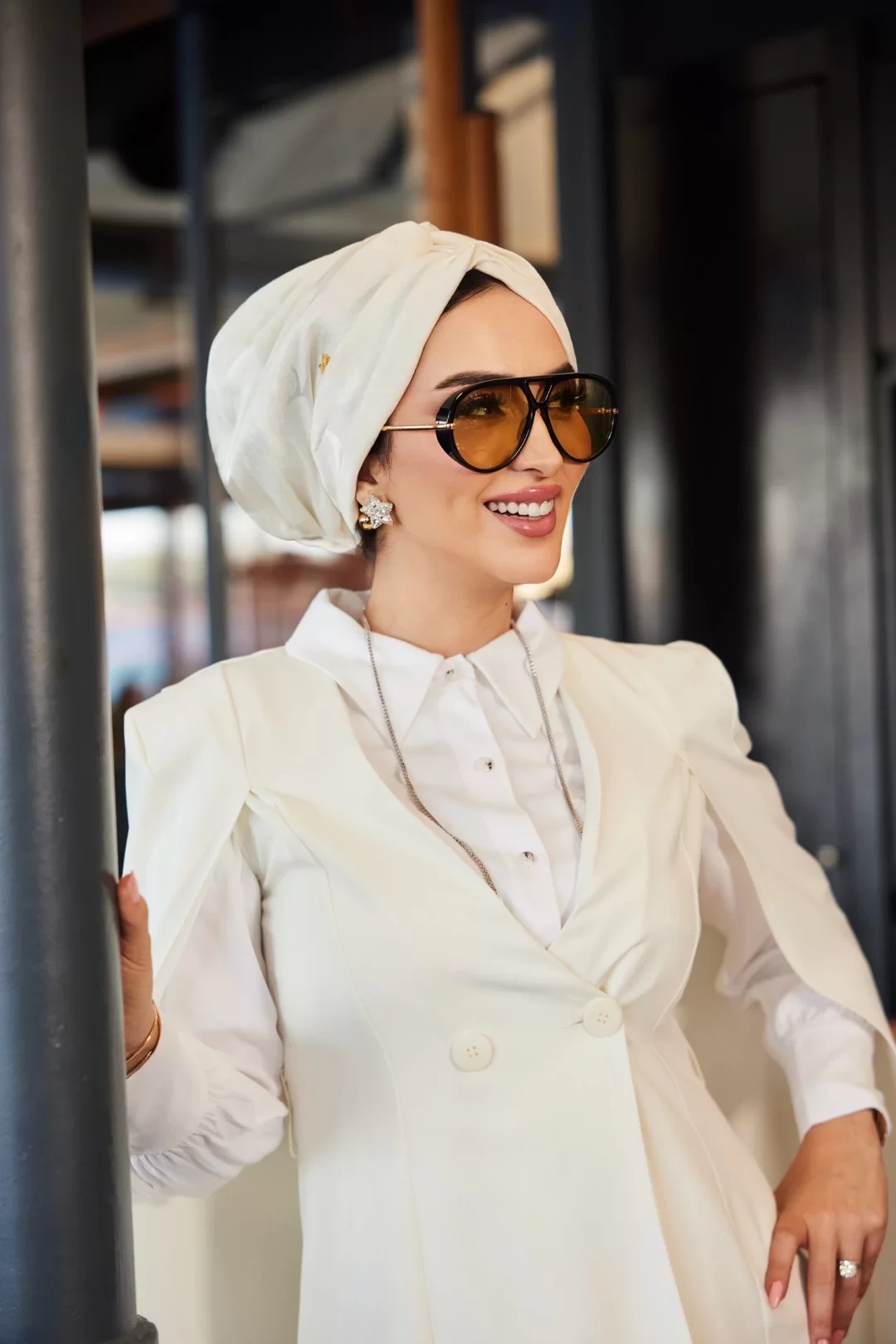 غطاء رأس محشو من الحرير الجاكار باللون البيج