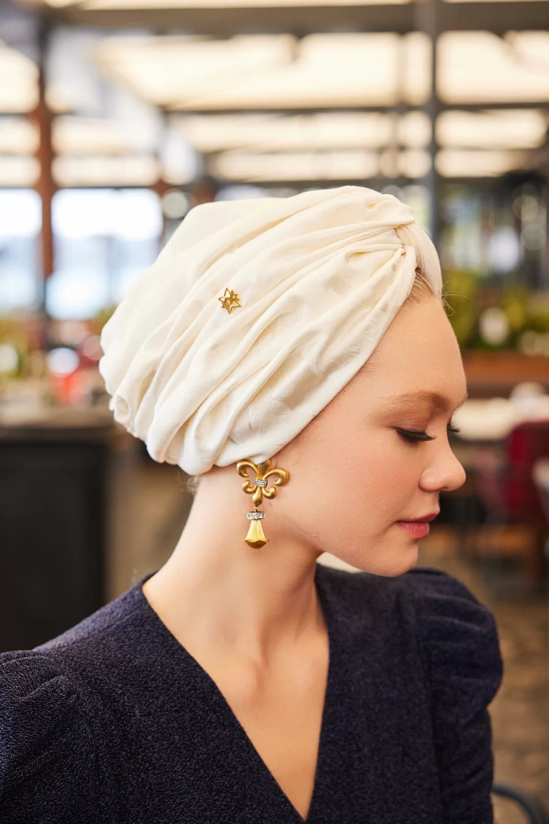 غطاء رأس غير مملوء من الحرير الجاكار بلون البيج الفاتح