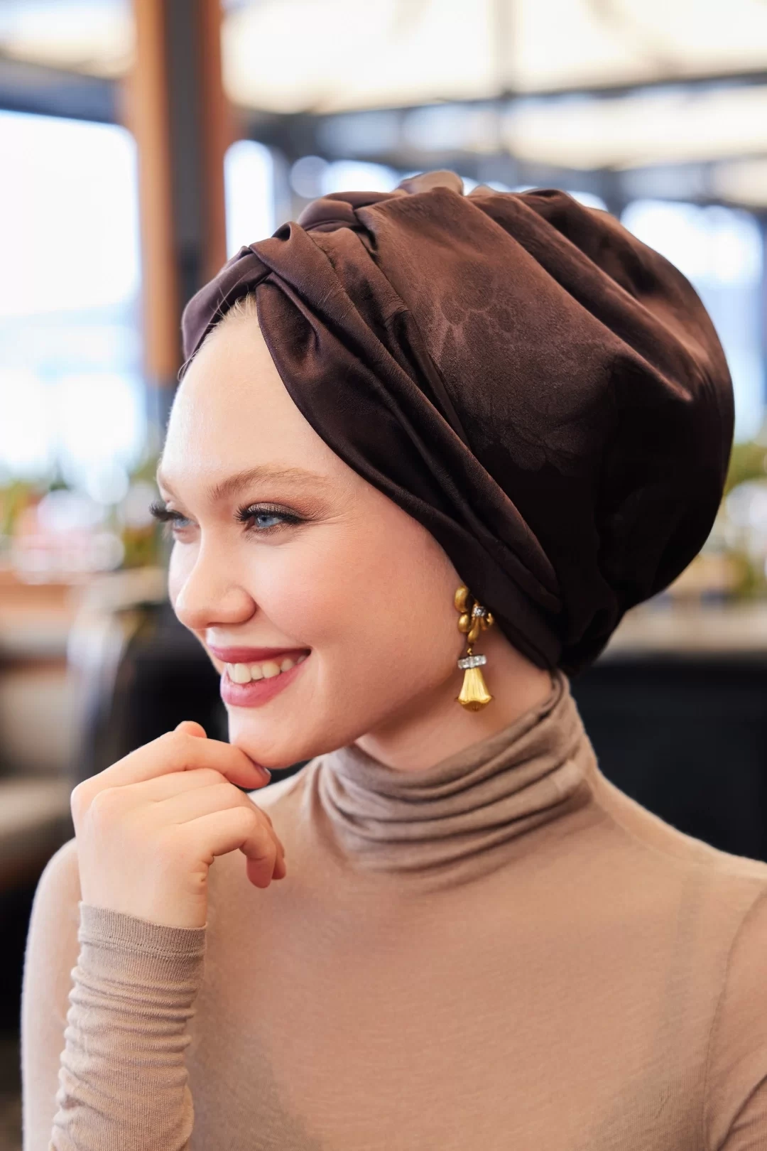 غطاء رأس من الحرير الجاكار المحشو بالقهوة